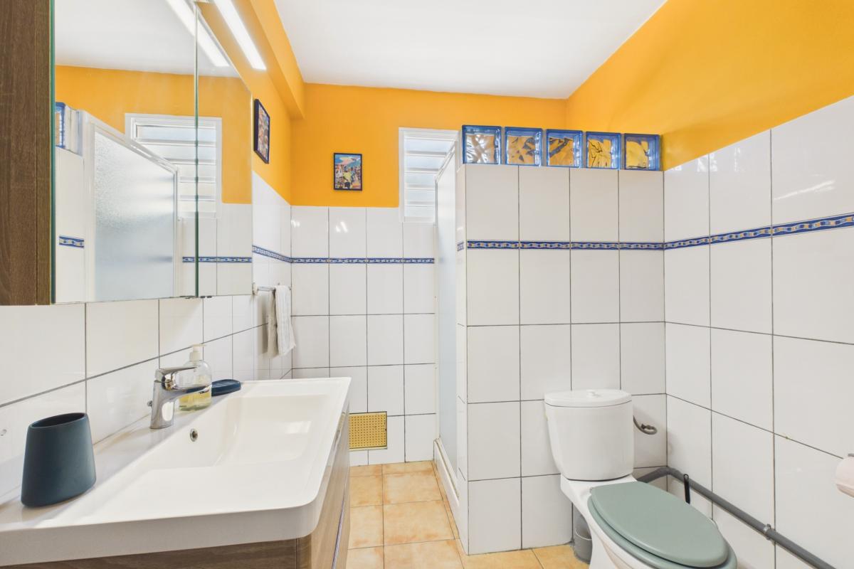 villa-sainte-anne-10-personnes-grande-piscine -douche couloir